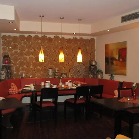 מלון Garni Cafe Raepple 3*